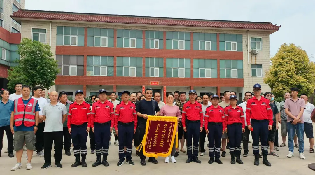 新旭體育愛心捐贈市神鷹救援隊授旗儀式
